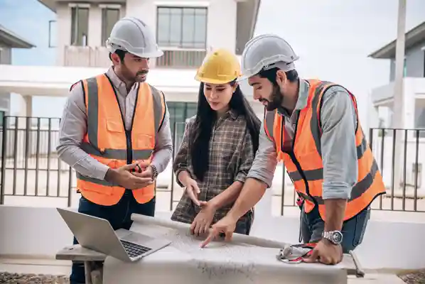 Construction worker in safety gear on a building site — White Card course